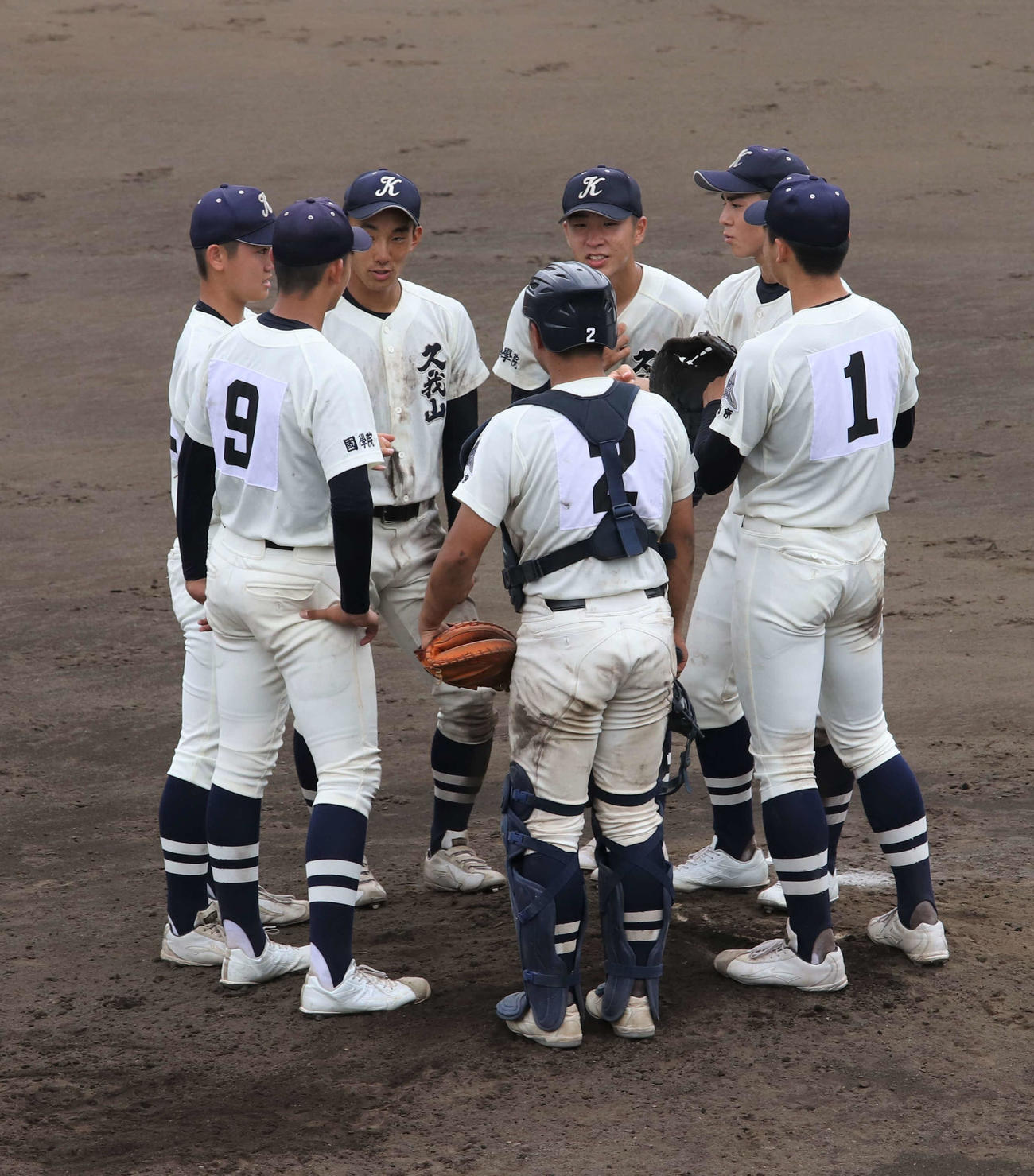 南平対国学院久我山　5回表、マウンドに集まる国学院久我山ナイン（撮影・玉利朱音）