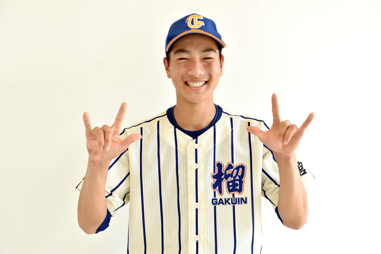 仙台西対東北学院榴ケ岡　3安打3打点で3年連続の初戦突破に貢献し、笑顔を見せる東北学院榴ケ岡・藤田（撮影・相沢孔志）