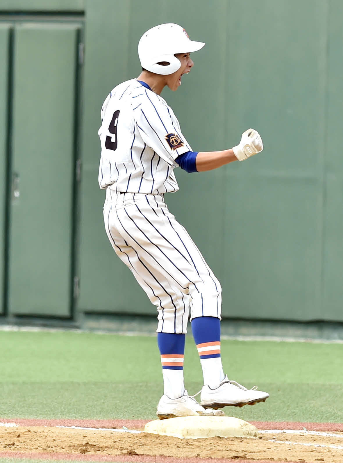 仙台西対東北学院榴ケ岡　1回裏東北学院榴ケ岡2死二、三塁、先制2点中前適時打を放ち、雄たけびを上げる藤田（撮影・相沢孔志）