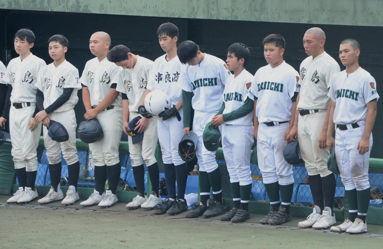 鹿児島実に敗れ肩を落とす霧島・串良商・鹿児島第一の選手たち（撮影・佐藤究）