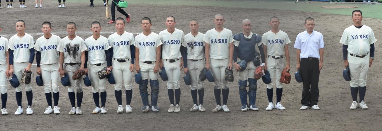 指宿商戦に勝利し、あいさつする鹿児島商ナイン（撮影・佐藤究）