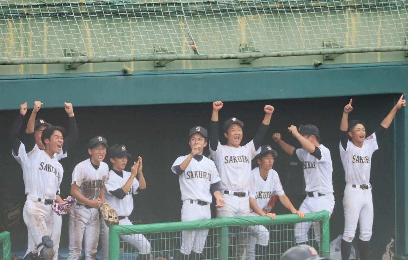 奈良戦の8回、坂田の勝ち越し打に歓喜する桜井ナイン（撮影・村松万里子）