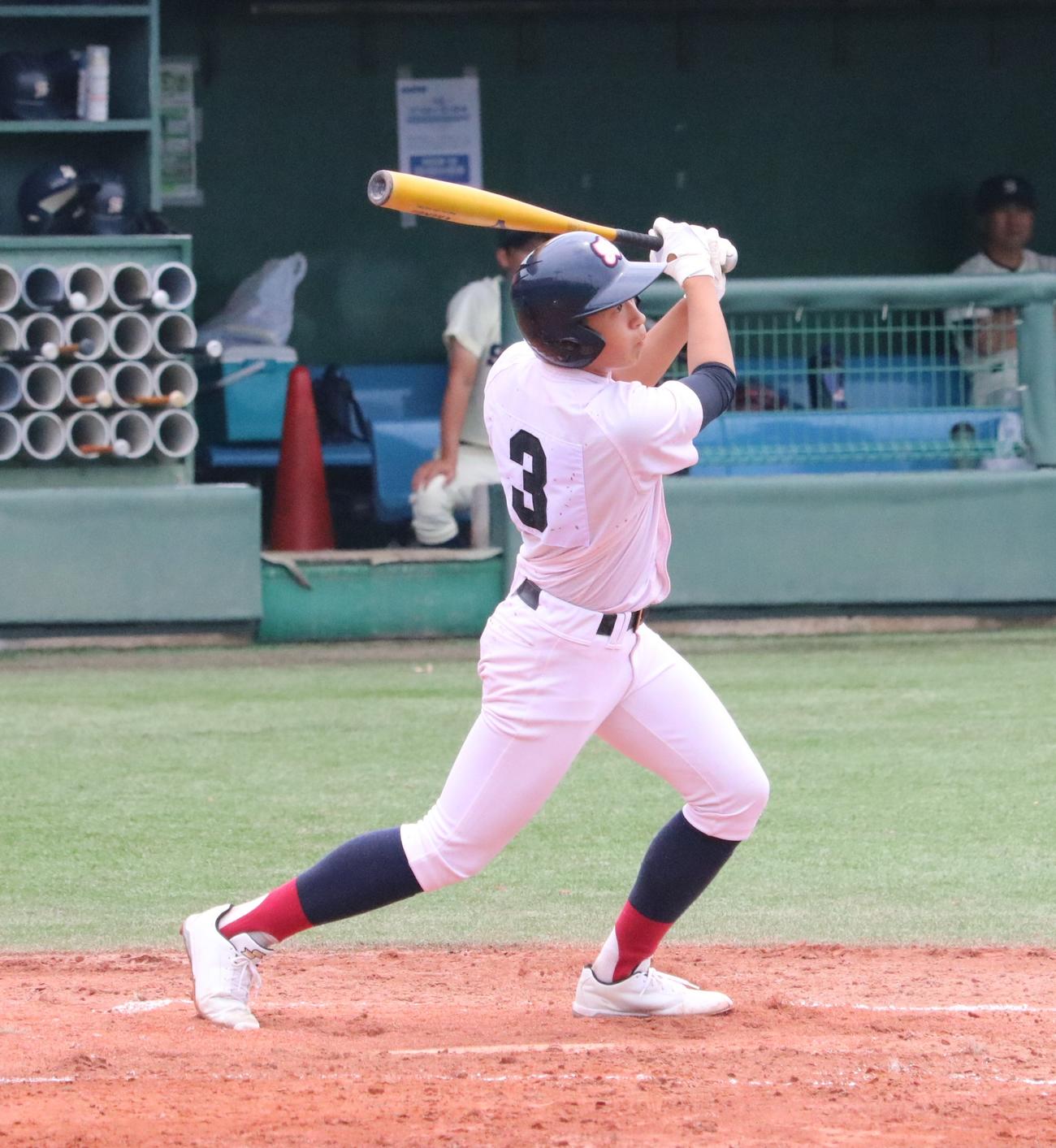 桜宮対千里　3回表、桜宮・井上広は右中間に適時二塁打を放つ（撮影・林亮佑）