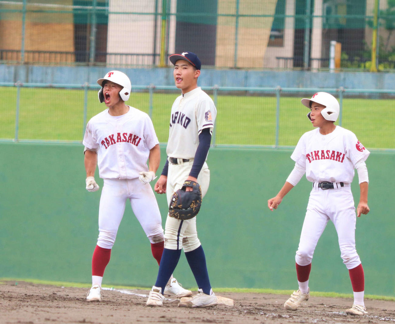 桐生工対高崎　8回裏高崎2死一、三塁、中前に決勝となる適時打を放った今山宙内野手（左端）はベンチに向かい吠える（撮影・黒須亮）　　　　　　　