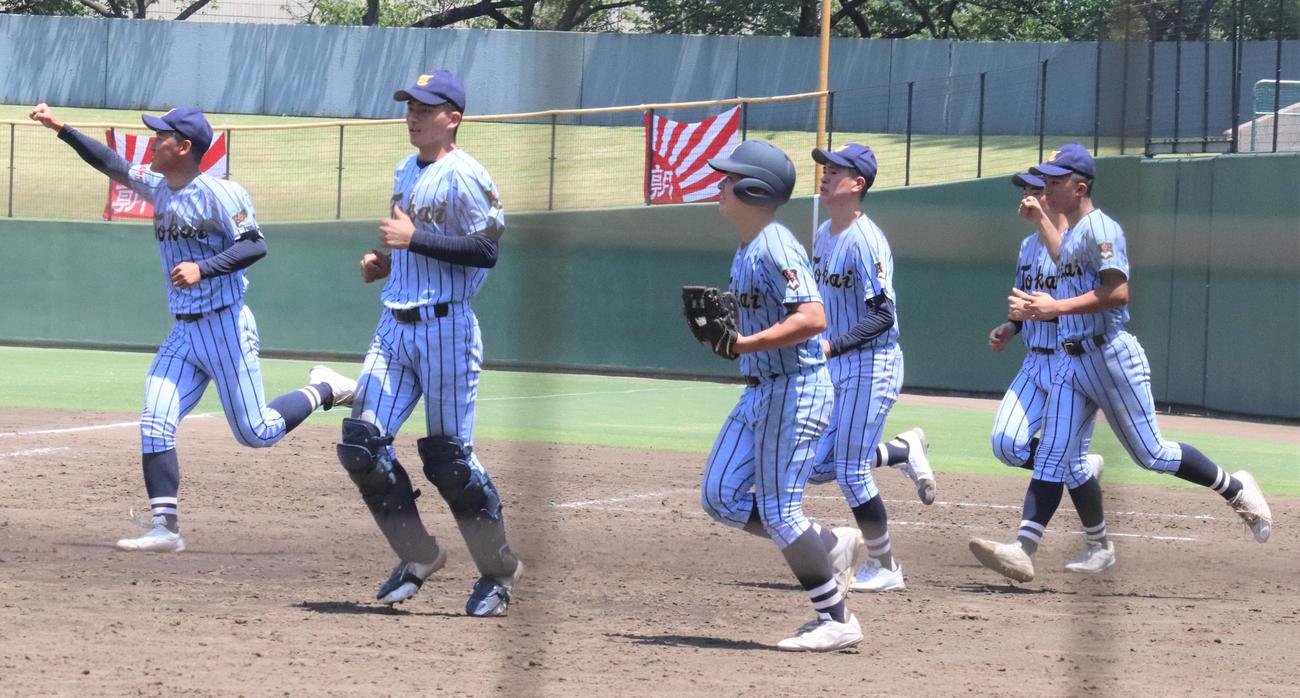 湘南学院対東海大相模　逆転勝ちし喜ぶ東海大相模ナイン（撮影・星夏穂）