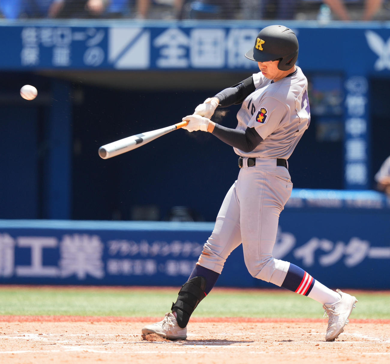 慶応対白山　3回表慶応2死満塁、走者一掃の中3点適時三塁打を放つ延末（撮影・菅敏）