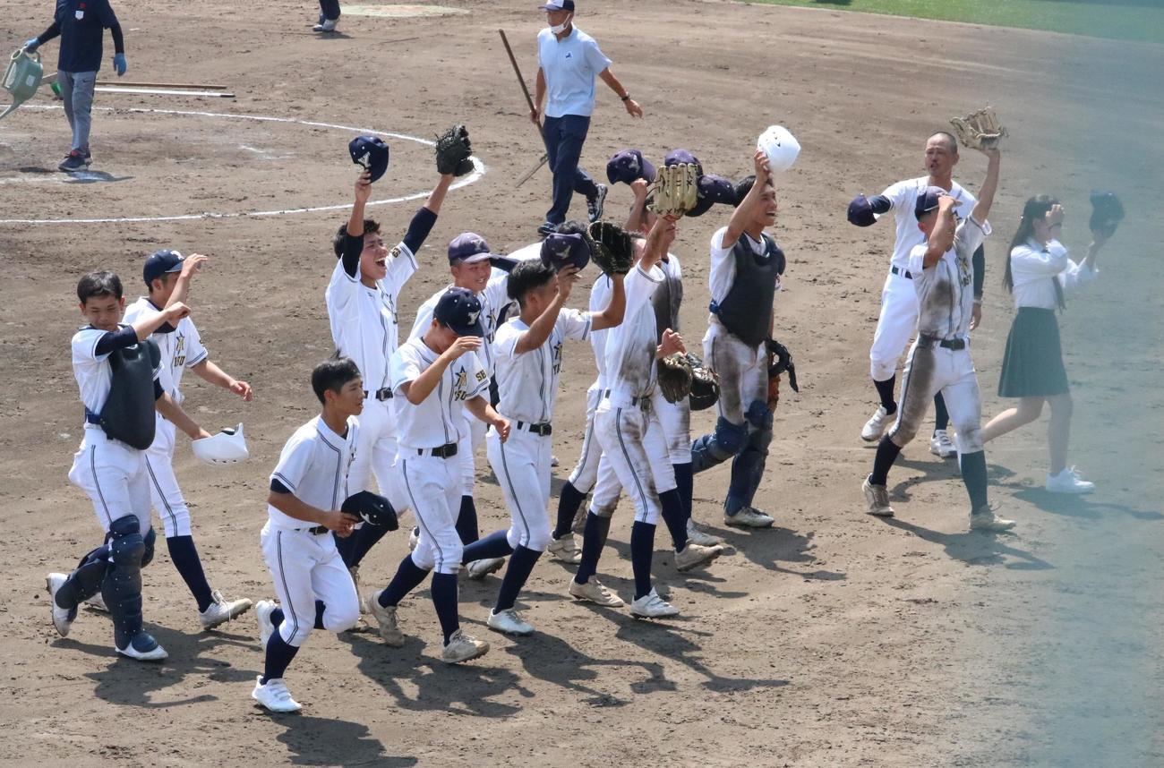 野洲対彦根東　試合に勝利し喜ぶ野洲ナイン（撮影・林亮佑）＝2023年7月10日、HPLベースボールパーク