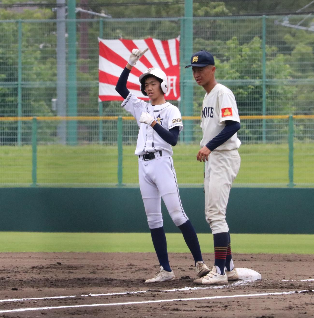 彦根東対野洲　2回表1死三塁、野洲の松浦誓人投手（3年）は適時打を放ち一塁上で喜ぶ（撮影・林亮佑）＝2023年7月10日、HPLベースボールパーク