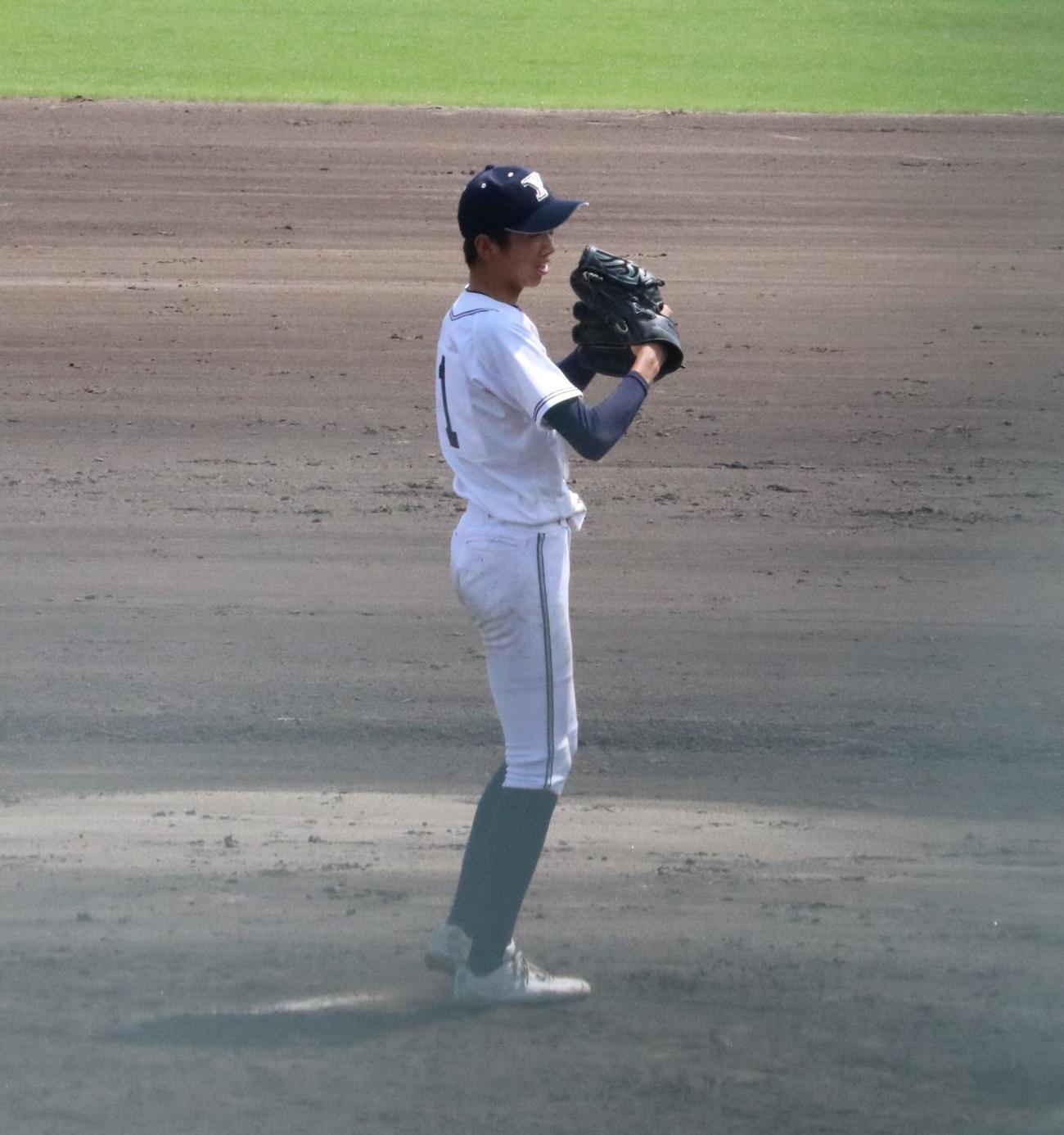 野洲対彦根東　野洲の松浦誓人投手（3年）は完投勝ちを決めてグラブをたたく（撮影・林亮佑）＝2023年7月10日、HPLベースボールパーク