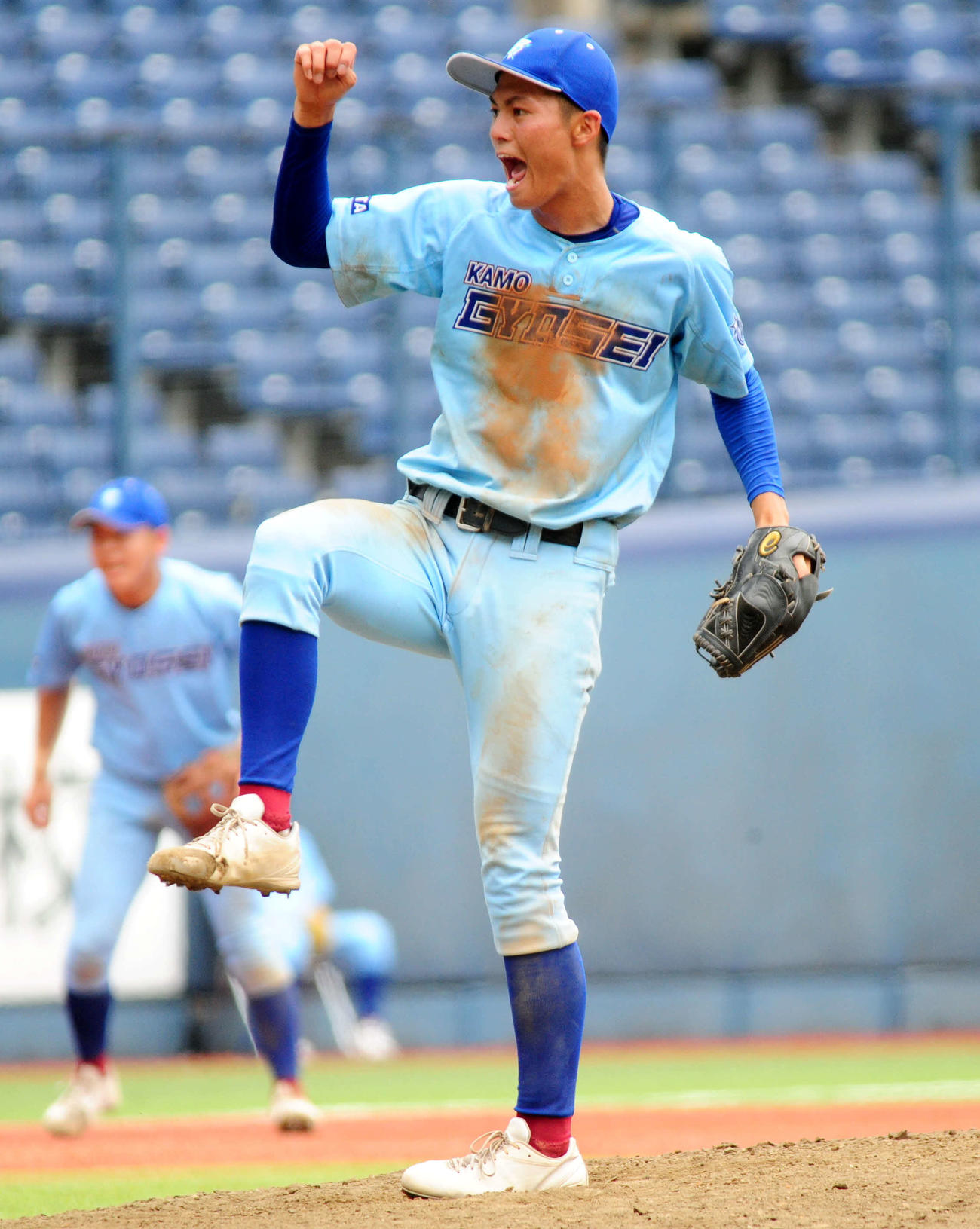 最後の打者から見逃し三振を奪い、マウンド上でほえる加茂暁星・柴田