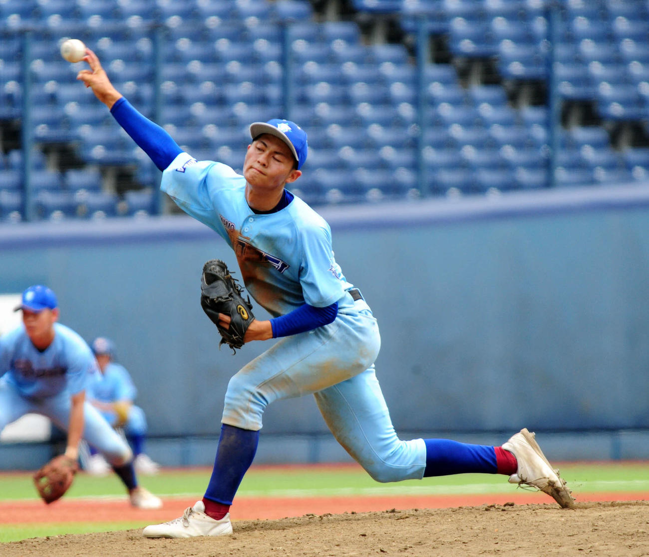 8回表2死一、三塁で救援登板し1球で抑えた加茂暁星・柴田