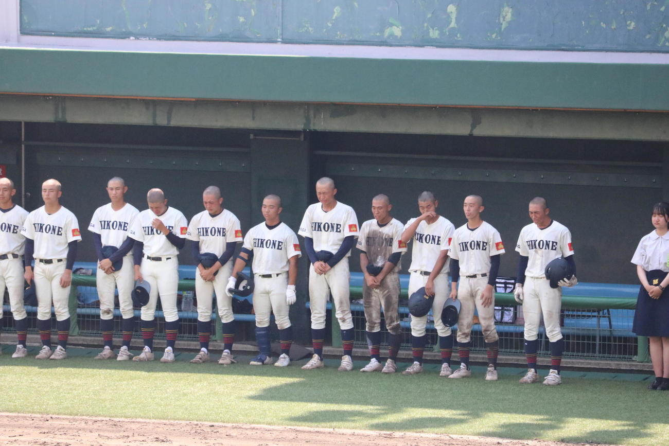野洲対彦根東　試合に敗れて彦根東ナインは（ベンチ前で涙する撮影・林亮佑）