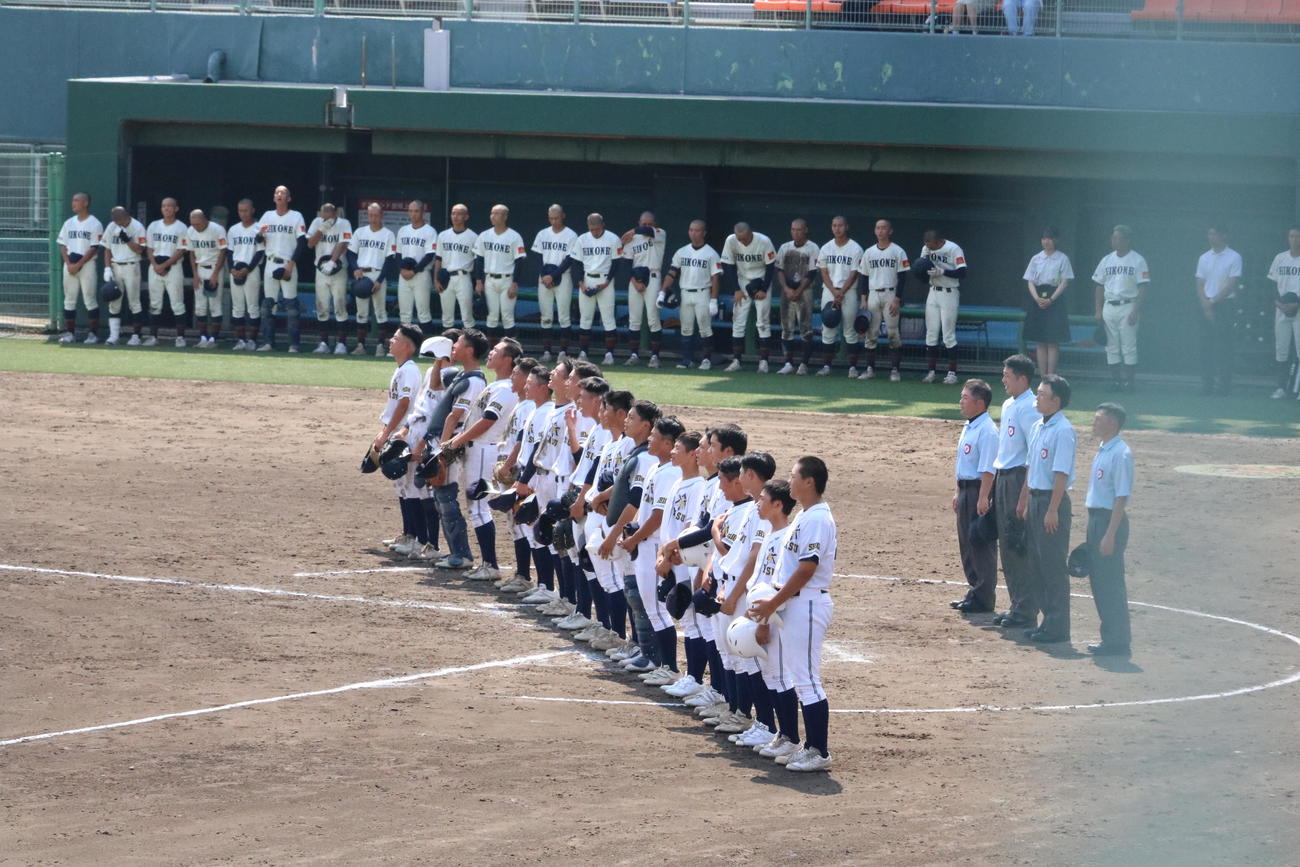 野洲対彦根東　校歌を斉唱する野洲ナインと奥で涙する彦根東ナイン（撮影・林亮佑）