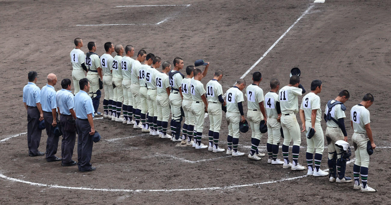 京都文教対園部　試合に勝利し整列して校歌を歌う京都文教の選手たち（撮影・安岡拓磨）