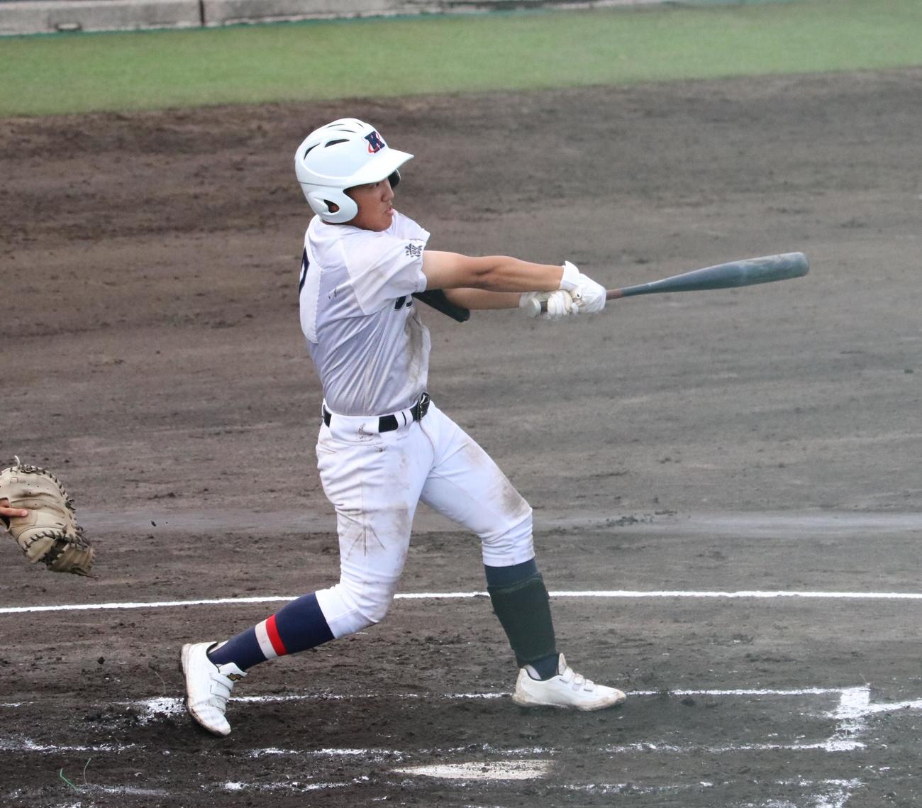 近江兄弟社対北大津　5回表、北大津の中野錬外野手（3年）が2点適時二塁打を放つ（撮影・林亮佑）＝2023年7月10日、HPLベースボールパーク
