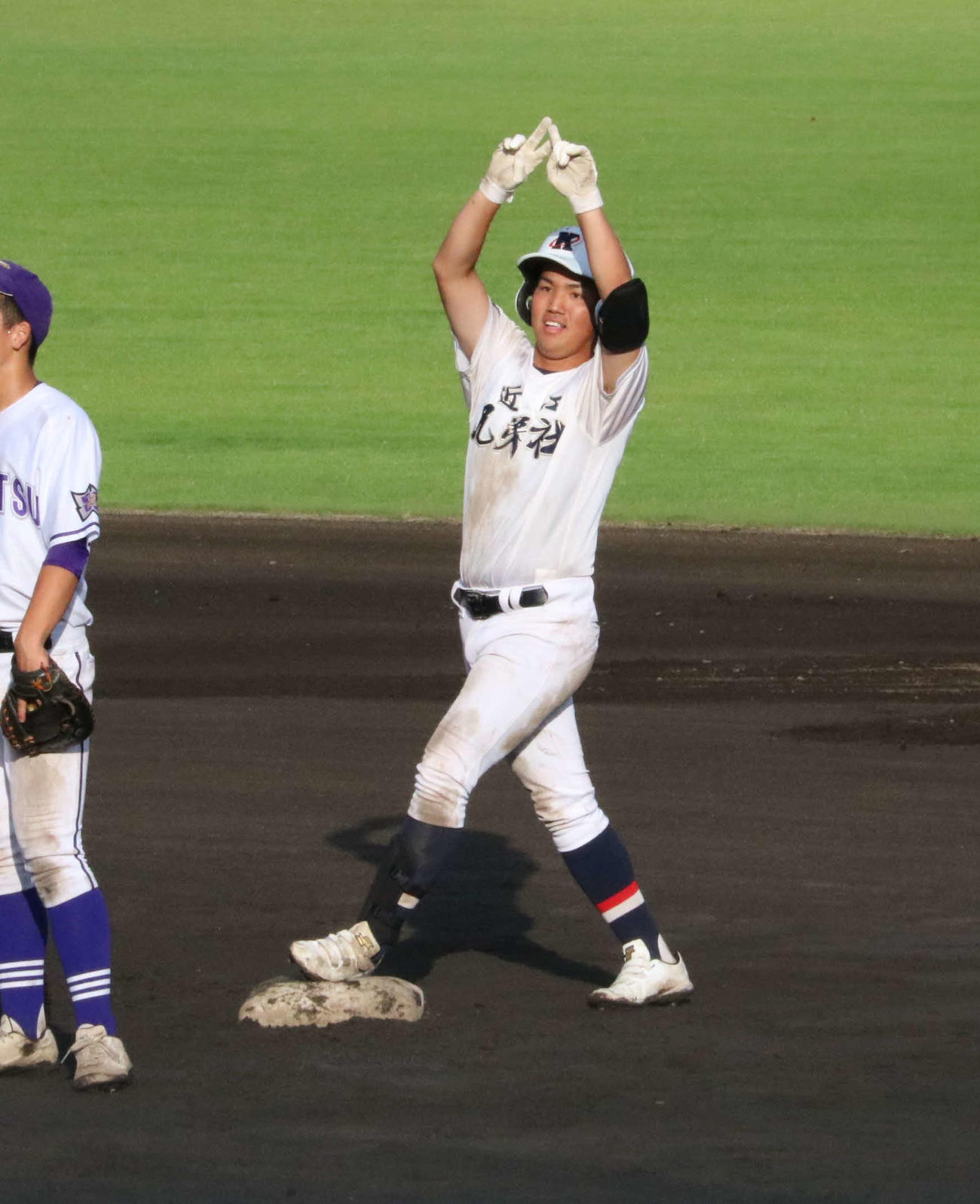 近江兄弟社対北大津　5回表、北大津の中野が2点適時二塁打を放ち、ポーズを決める（撮影・林亮佑）