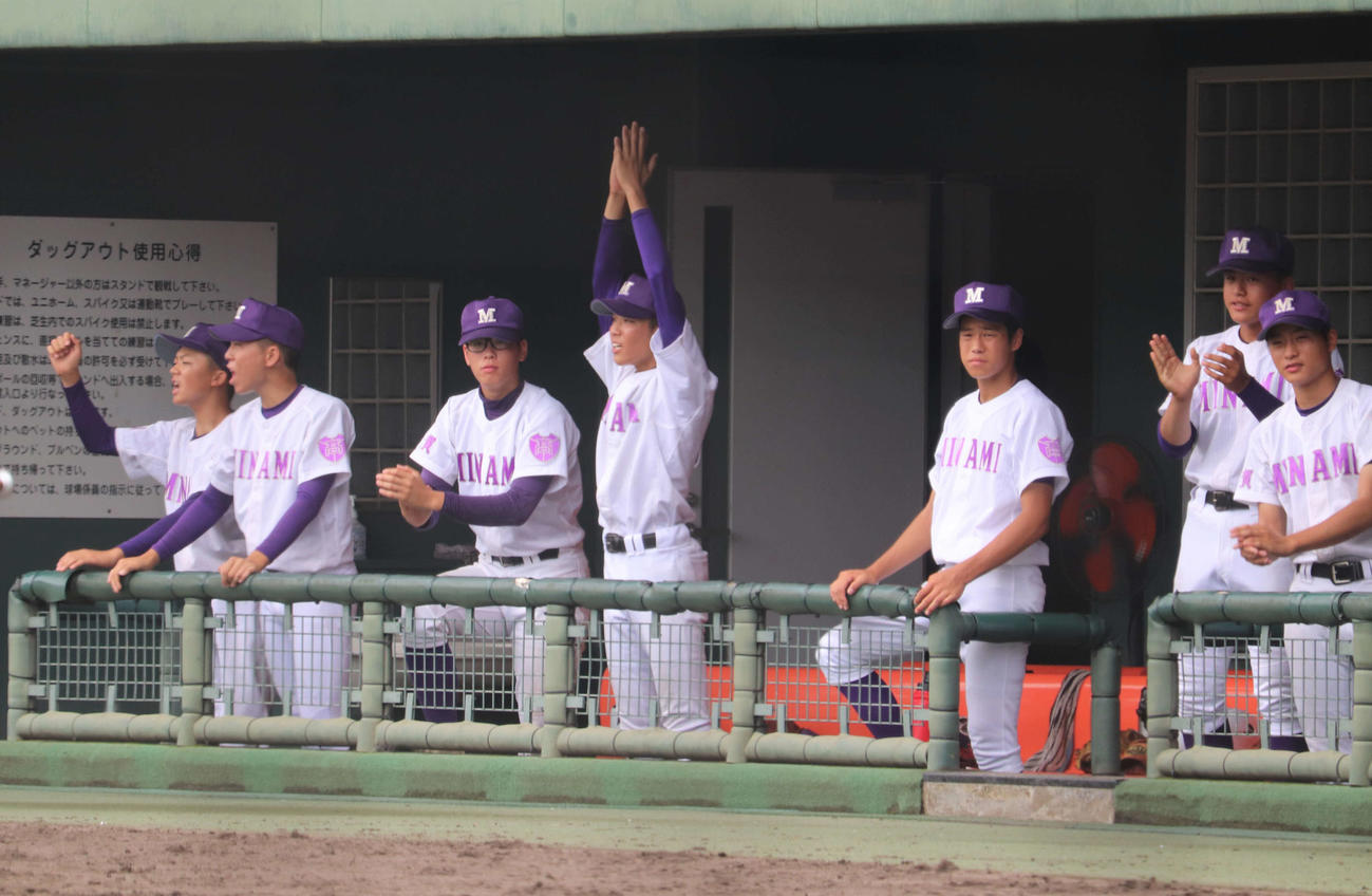 八日市南対栗東　5回までに7点の大量得点でベンチは盛り上がった（撮影・中島麗）