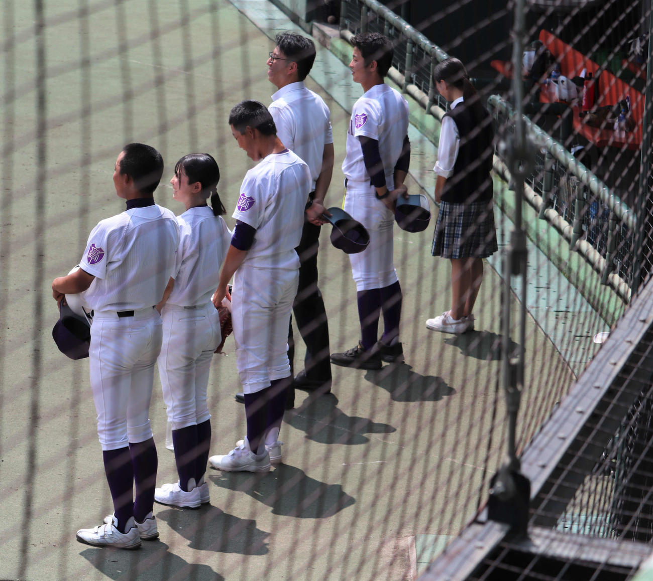 八日市南対栗東　試合終了後にグラウンドに並ぶ、八日市南のボールパーソンの圓城桃外野手（左から二人目）（撮影・中島麗）