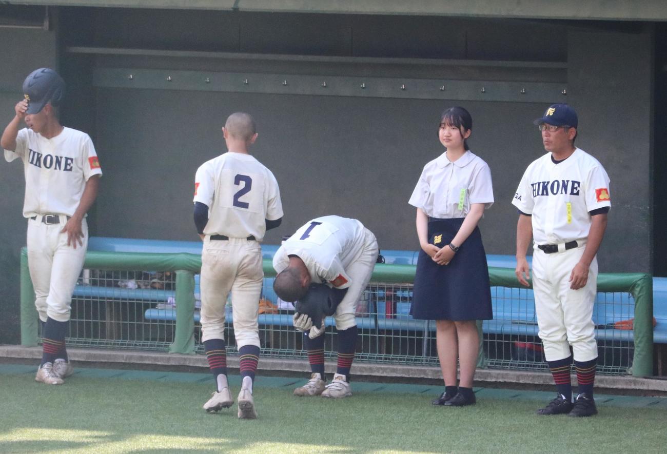 野洲対彦根東　彦根東の山田幹太投手（3年）は試合に敗れて泣き崩れる（撮影・林亮佑）