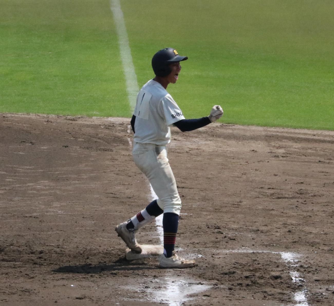 野洲対彦根東　9回裏、1点差に詰め寄る適時打を放ち彦根東の山田幹太投手（3年）はガッツポーズする（撮影・林亮佑）