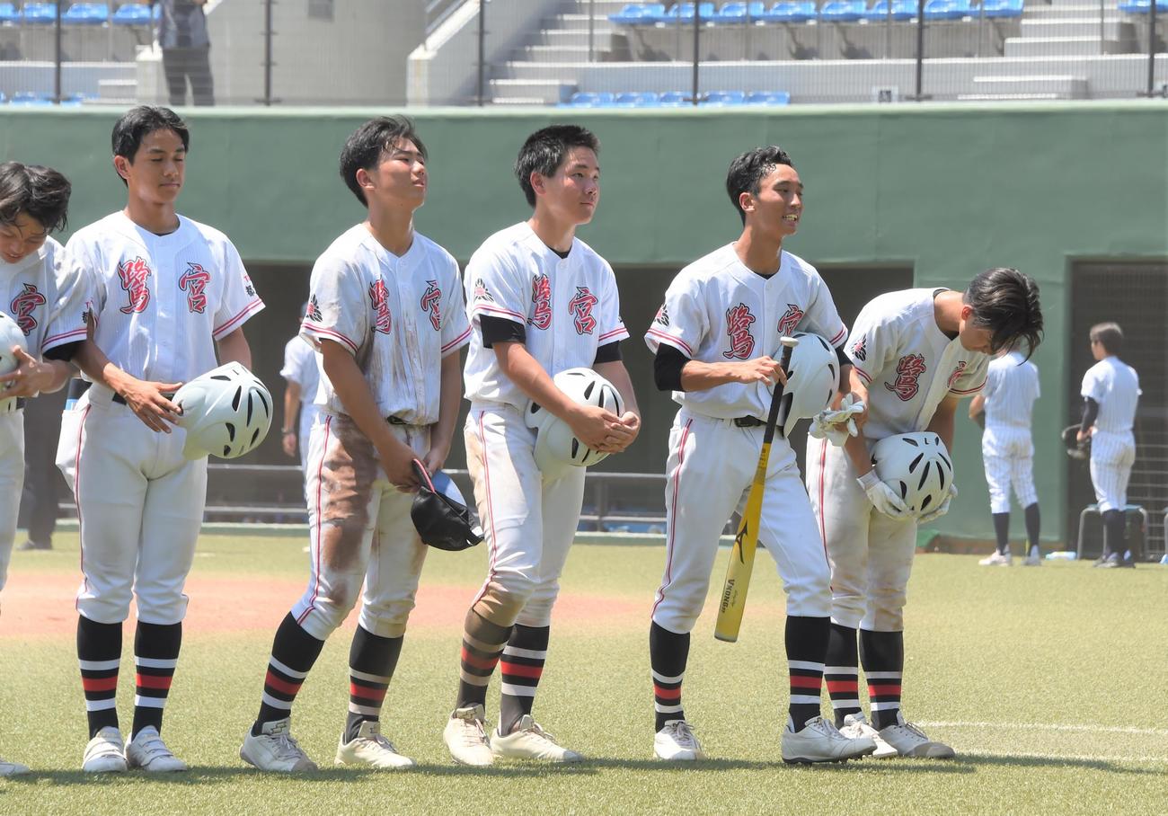 鷺宮対広尾　試合に敗れスタンドにあいさつする鷺宮・小杉（右から2人目）ら（撮影・鈴木正章）