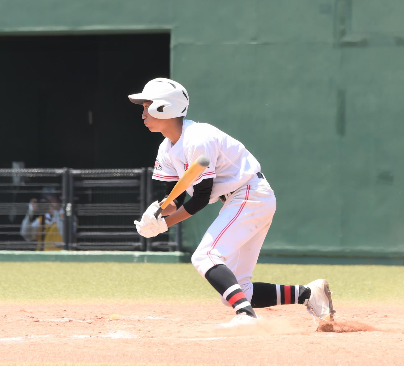 鷺宮対広尾　9回裏鷺宮2死満塁、遊撃へ適時内野安打を放つ鷺宮・小杉（撮影・鈴木正章）