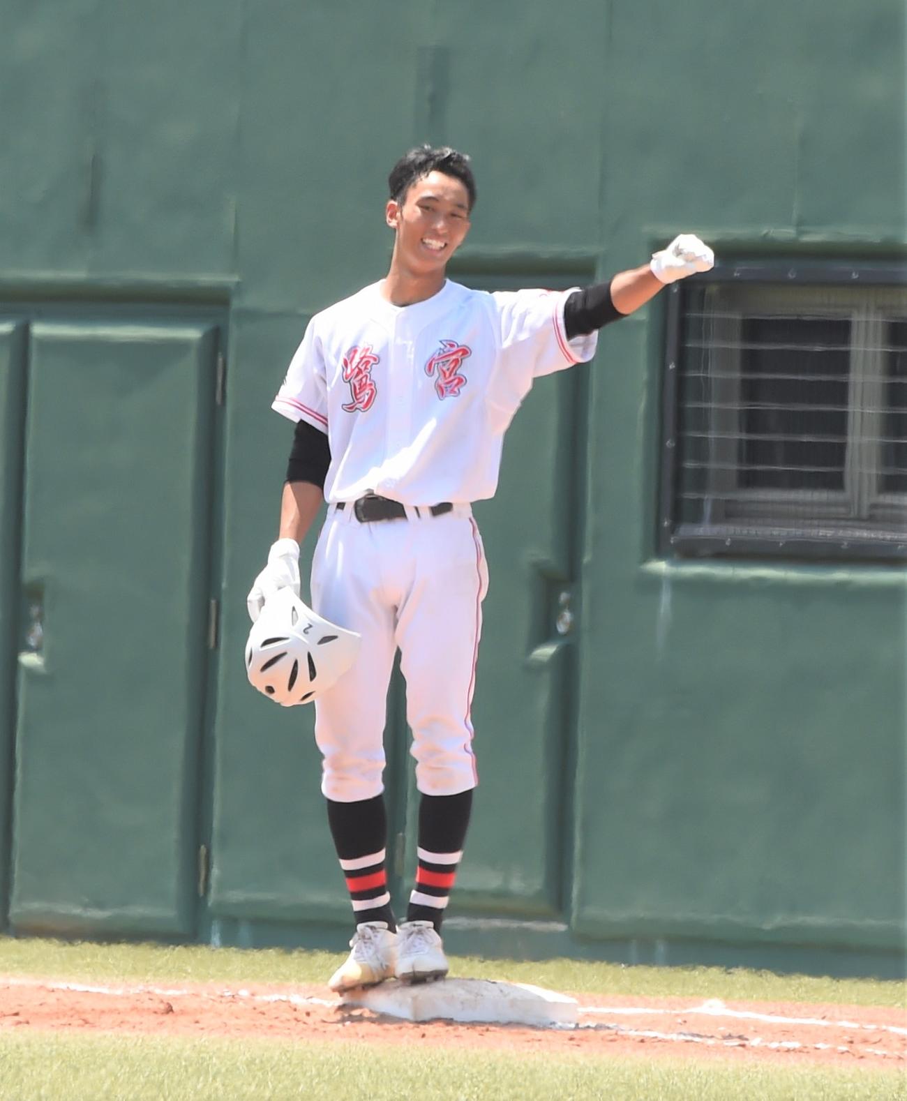 鷺宮対広尾　9回裏鷺宮2死満塁、遊撃へ適時内野安打を放った鷺宮・小杉は三塁側ベンチへ向けてガッツポーズ（撮影・鈴木正章）