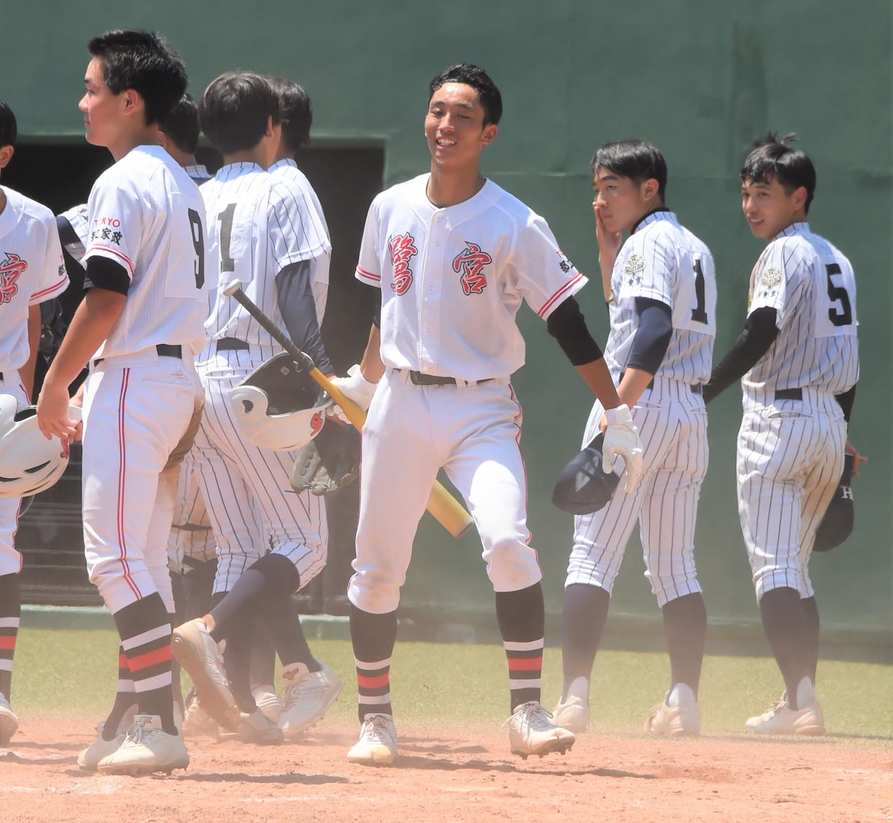 鷺宮対広尾　試合に惜しくも敗れ、広尾の選手とあいさつを交わしベンチへ引き揚げる鷺宮・小杉（中央）（撮影・鈴木正章）