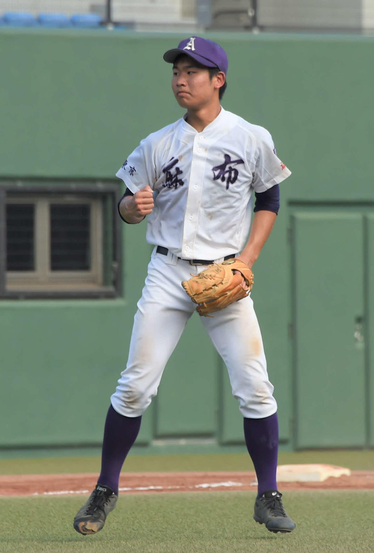 麻布対葛飾商　9回裏葛飾商の攻撃を抑えて勝利を決めガッツポーズの麻布・富田（撮影・鈴木正章）