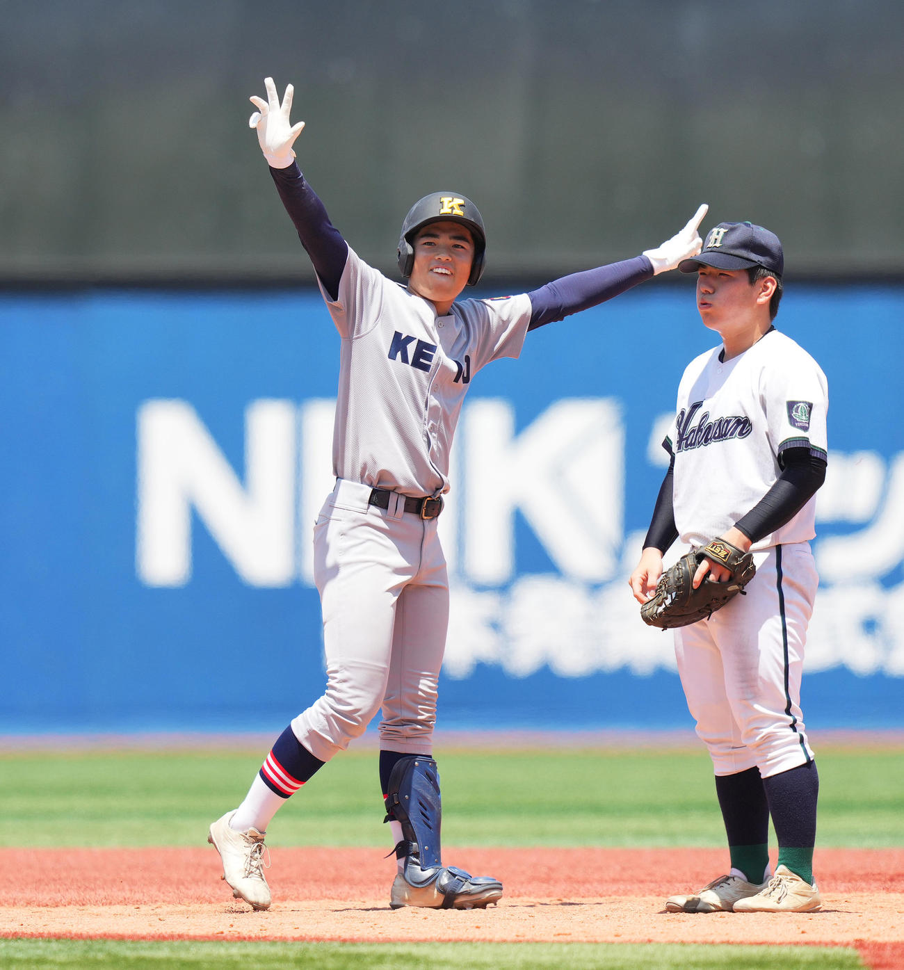 慶応対白山　4回表慶応1死満塁、左3点適時二塁打を放ち、喜ぶ加藤（左）（撮影・菅敏）