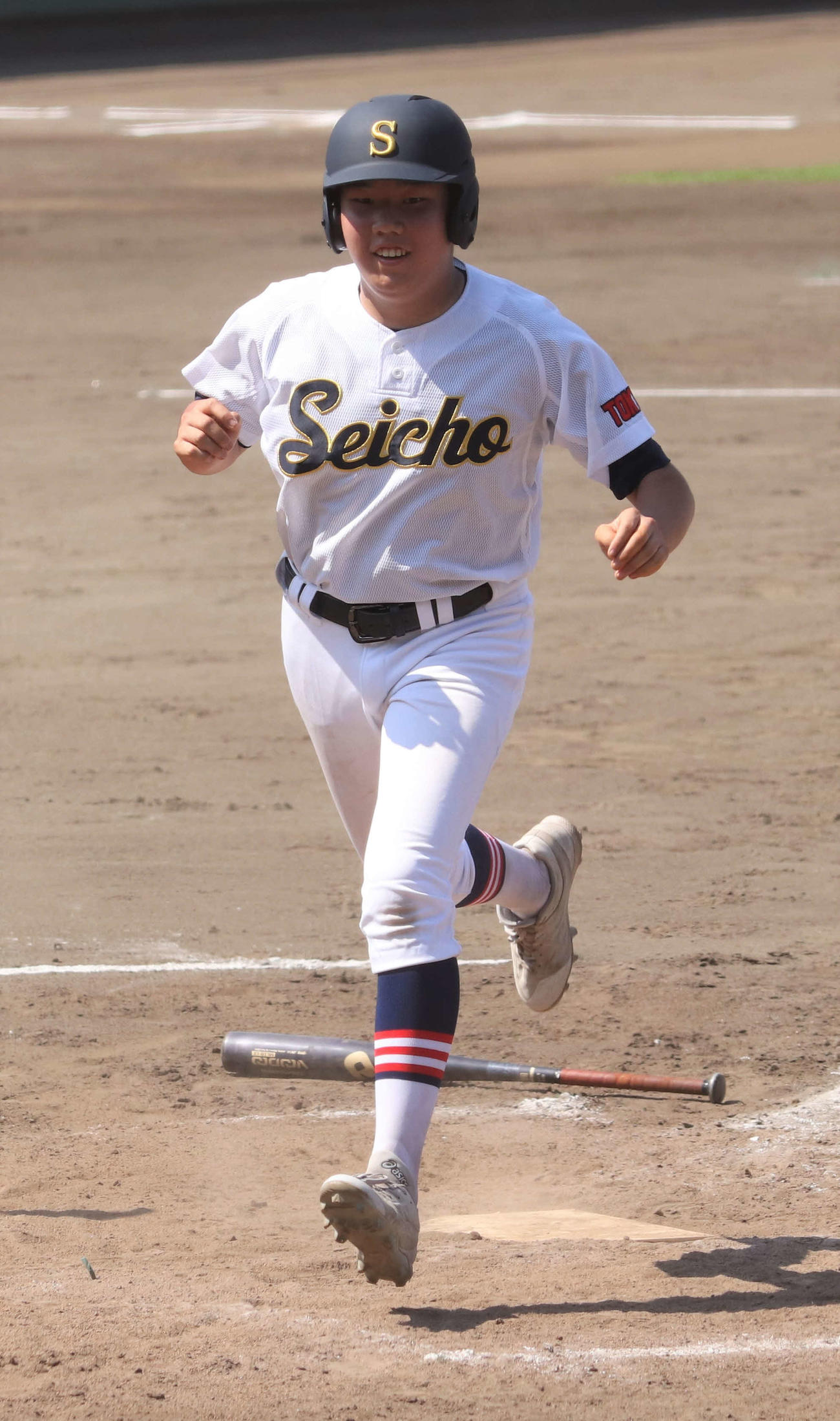 松蔭・青鳥特別支援・深沢対松原　3回表連合チーム　四球で出塁しホームを踏んだ青鳥特別支援・首藤（撮影・玉利朱音）