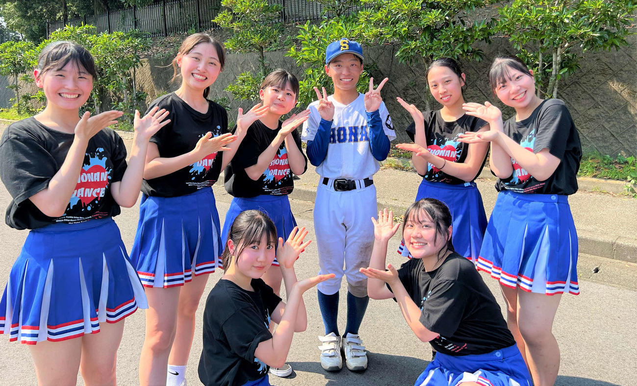 栃木翔南対佐野松桜　試合後にダンス部と写真撮影を行う栃木翔南・青木（撮影・黒須亮）