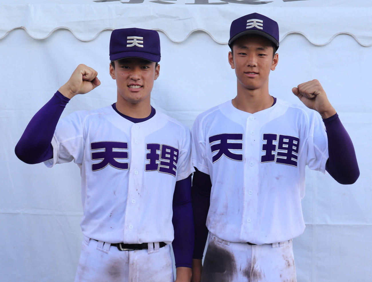 天理対奈良大付　兄弟でポーズを決める赤埴克（左）と赤埴幸（右）（撮影・松野奈音）