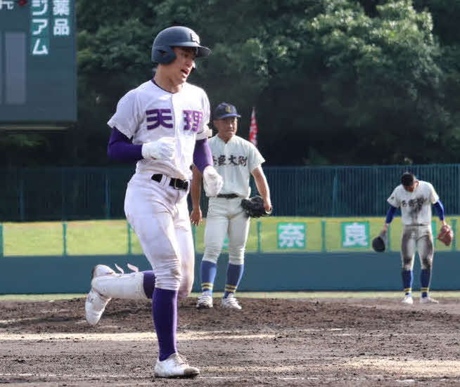 天理対奈良大付　8回表天理2死満塁、満塁本塁打を放ち生還する赤埴克（撮影・松野奈音）
