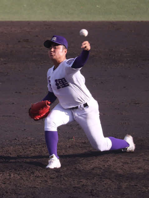 天理対奈良大附　9回裏無失点で抑えた麻田（撮影・松野奈音）