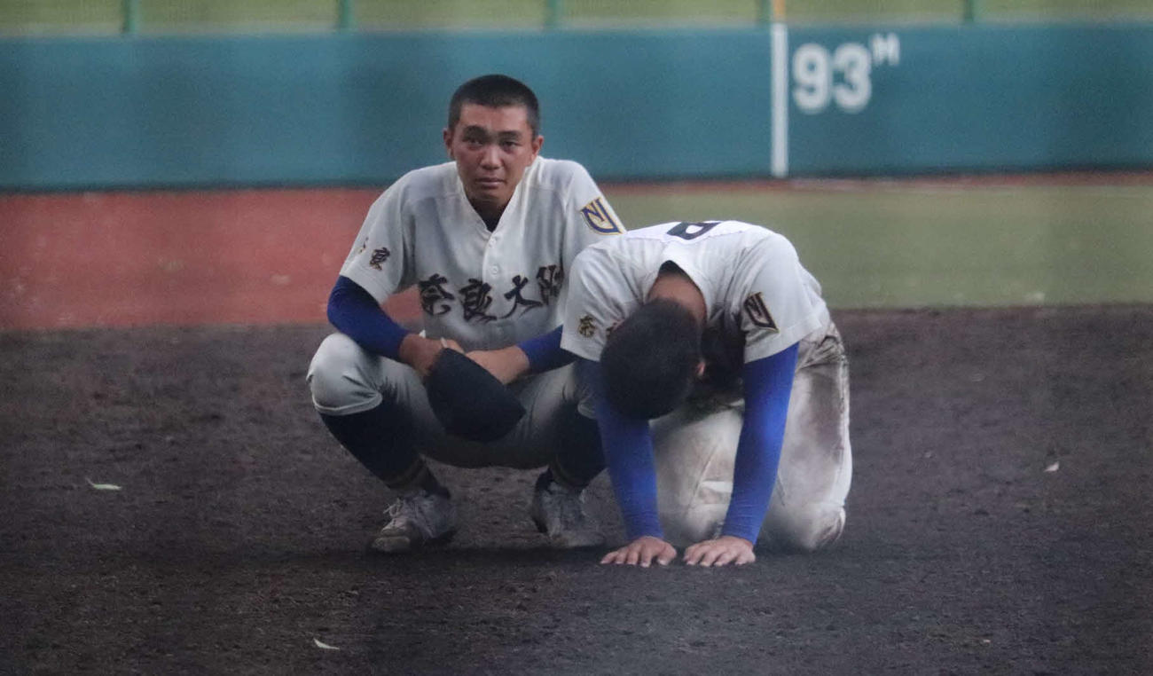 天理対奈良大附　試合後チームメイトに寄り添われるも涙にくれる野沢（撮影・松野奈音）