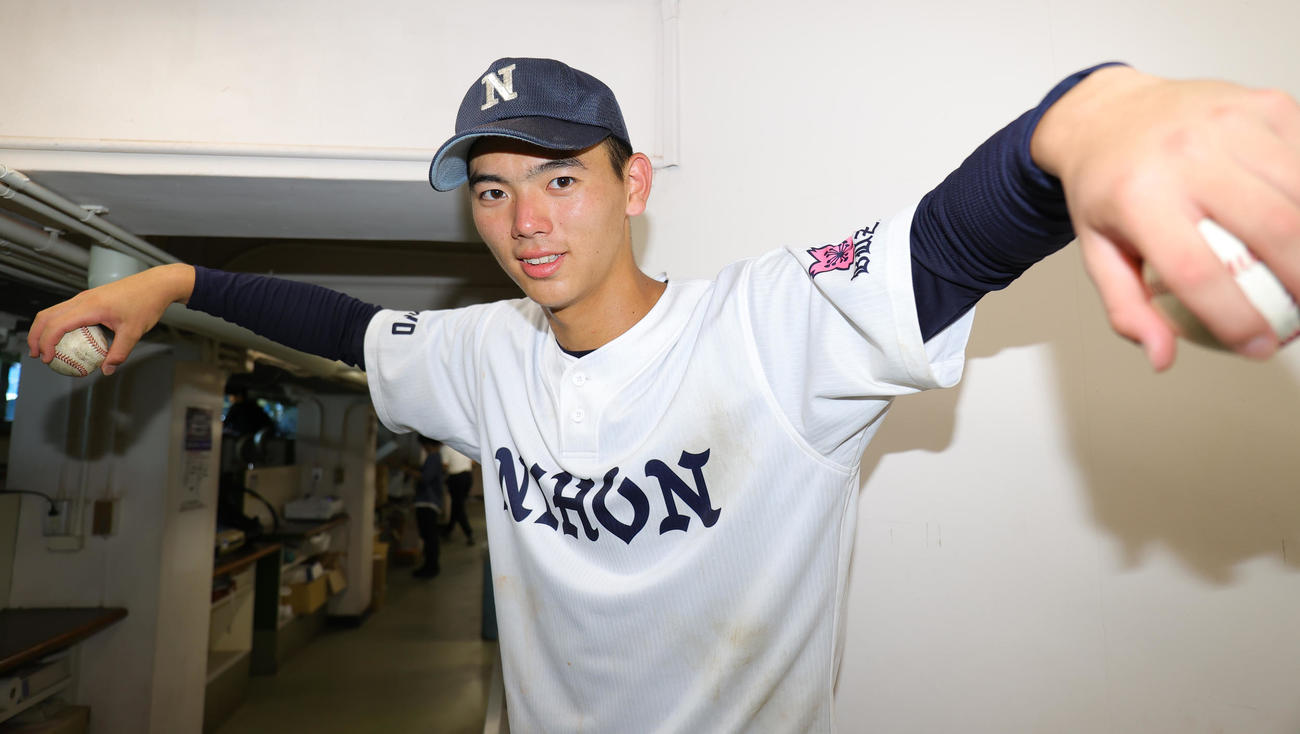 上野学園対日大豊山　水泳との二刀流の日大豊山・光永は、初戦を突破し笑顔でバタフライポーズ（撮影・野上伸悟）