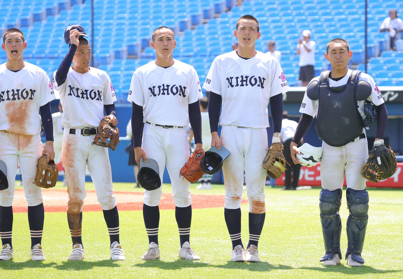 上野学園対日大豊山　7回コールドで勝利し応援席にあいさつする右から佐藤主将、光永、井上雅ら日大豊山の選手たち（撮影・野上伸悟）