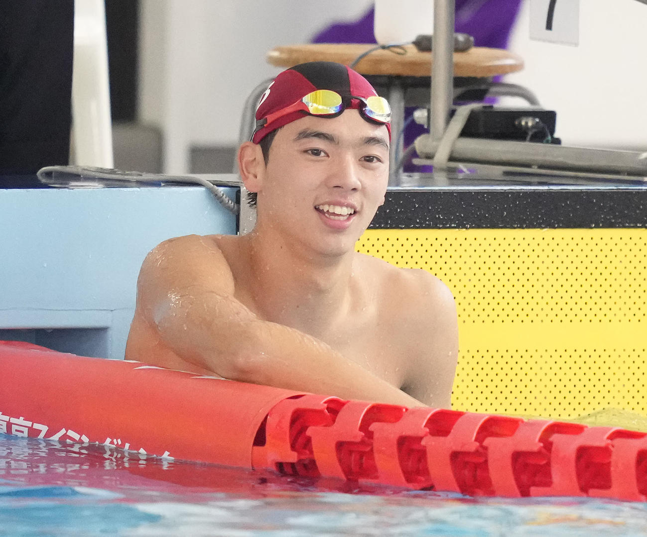 東京スイミングセンター招待大会　男子100メートルバタフライ予選を終え笑顔の光永（2021年11月20日撮影）