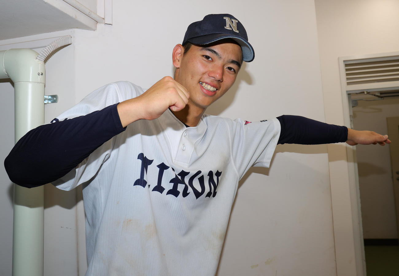 上野学園対日大豊山　水泳との二刀流の日大豊山・光永は、初戦を突破しクロールガッツポーズ（撮影・野上伸悟）