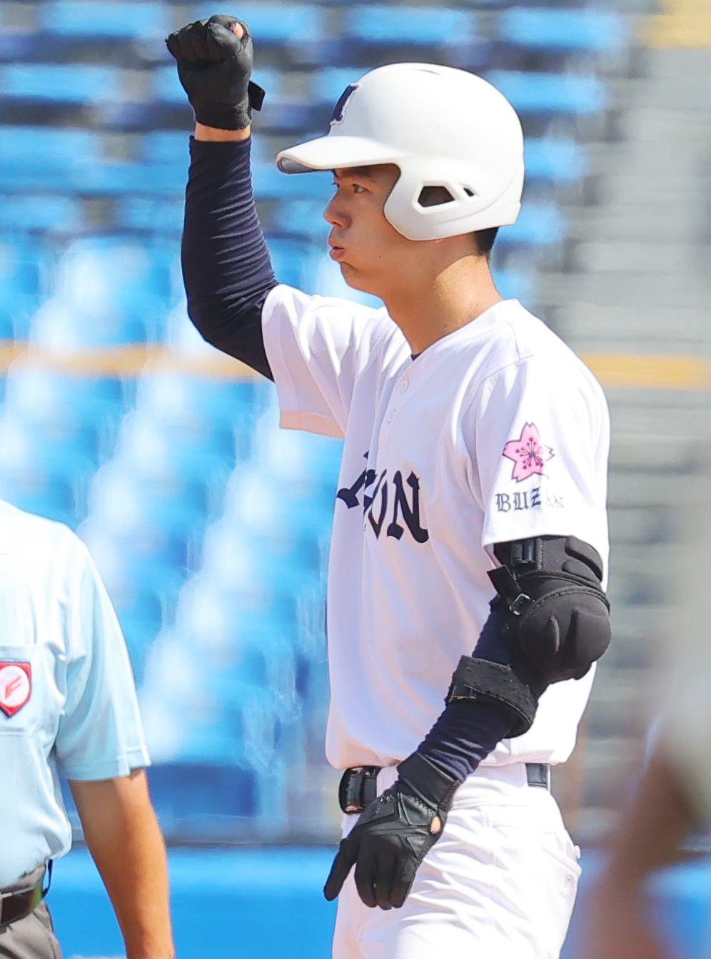 上野学園対日大豊山　1回裏日大豊山無死一、二塁、左前適時二塁打を放ち喜ぶ光永（撮影・野上伸悟）