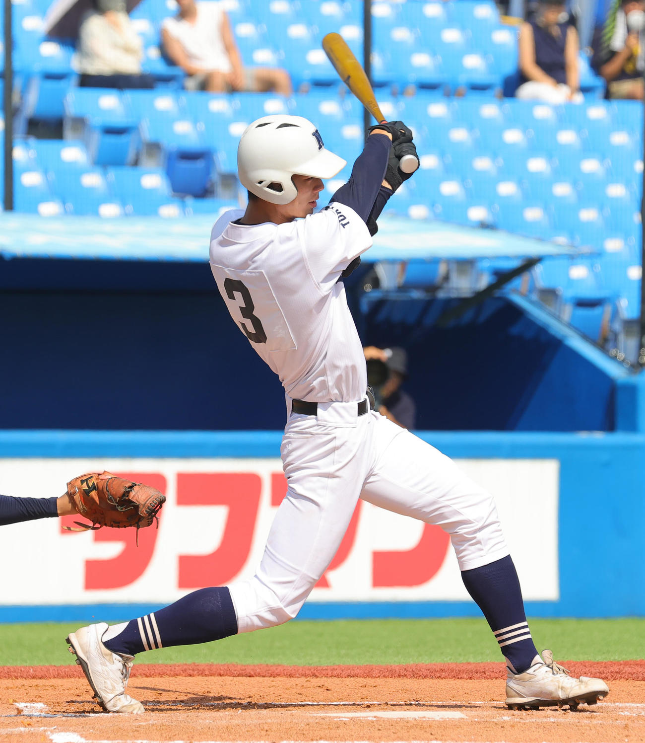上野学園対日大豊山　1回裏日大豊山無死一、二塁、左前適時二塁打を放つ光永（撮影・野上伸悟）