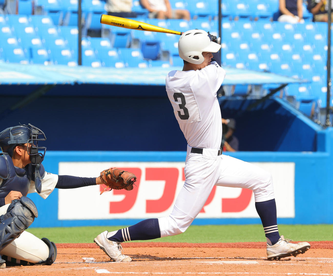 上野学園対日大豊山　1回裏日大豊山無死一、二塁、左前適時二塁打を放つ光永（撮影・野上伸悟）