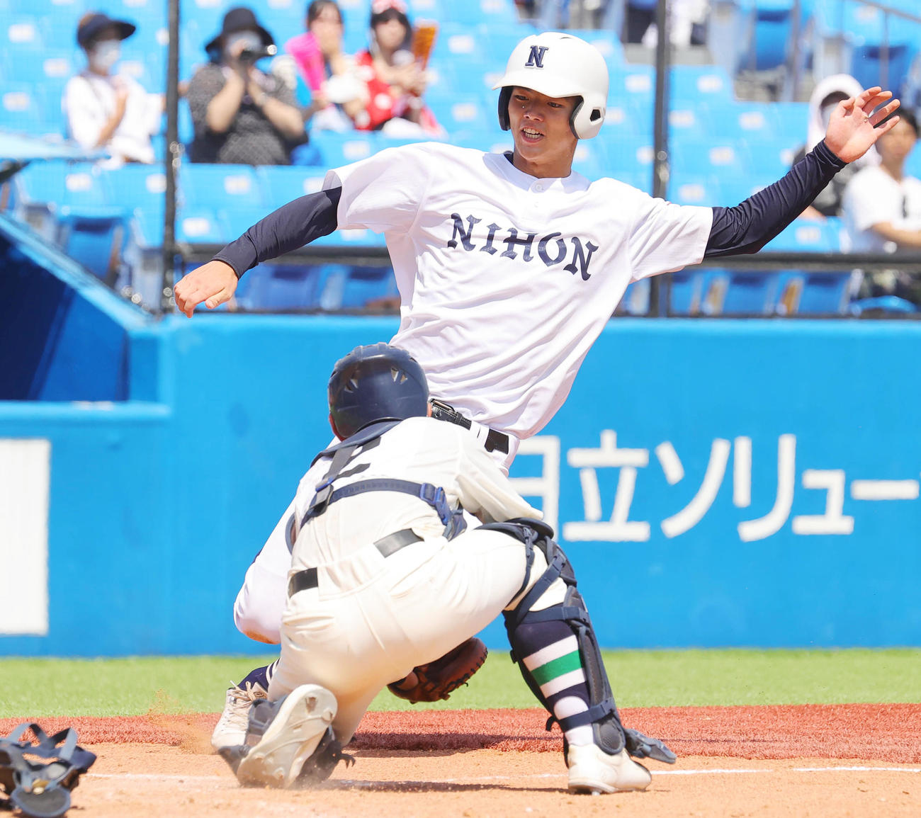 上野学園対日大豊山　4回裏日大豊山2死二塁、泉田の左前打で本塁をつくもアウトとなる光永（撮影・野上伸悟）