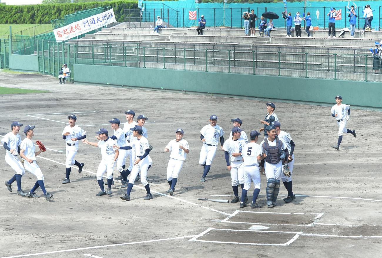 門司大翔館対育徳館　試合に勝利し、笑顔を見せる門司大翔館ナイン（撮影・佐藤究）