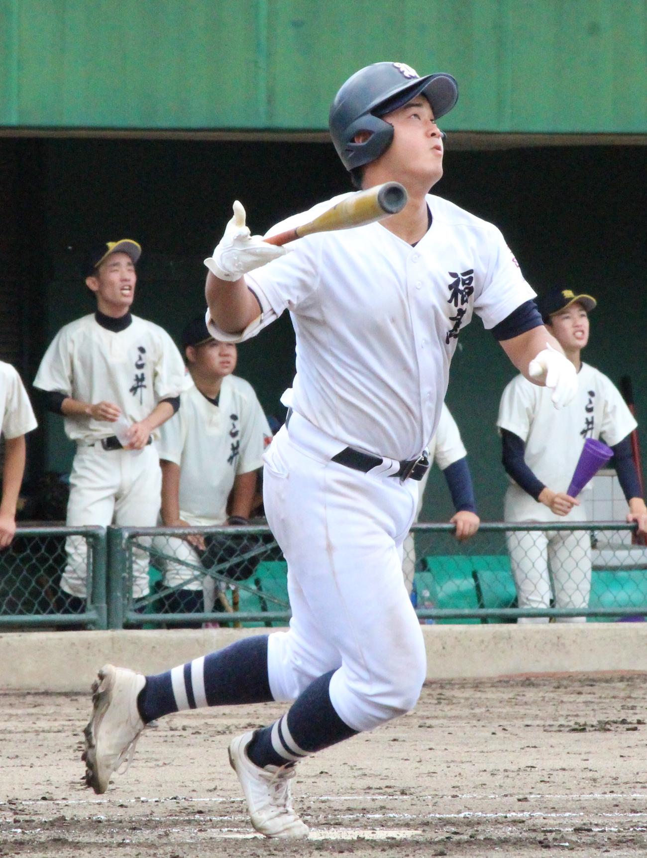 三井対福岡　1回裏福岡2死二、三塁、右越え3ランを放つ井崎暁志郎内野手（撮影・菊川光一）