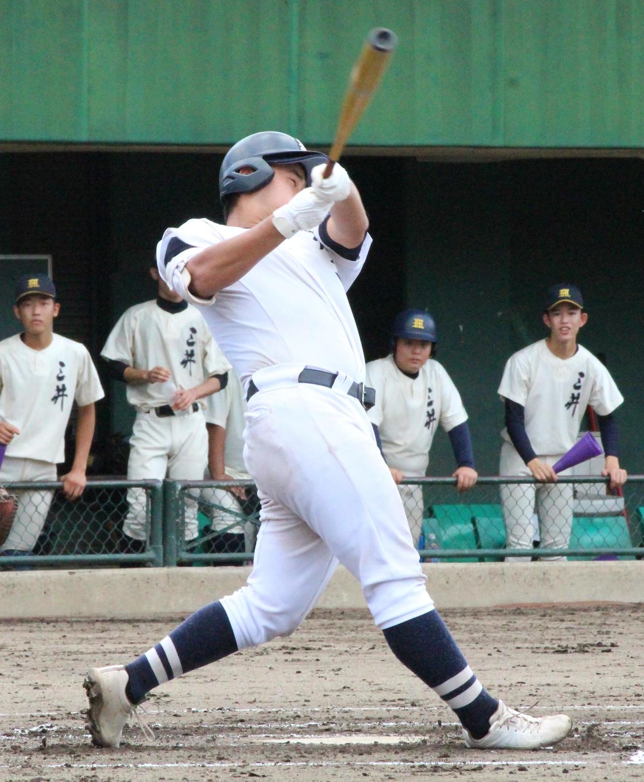 三井対福岡　1回裏福岡2死二、三塁、右越え3ランを放つ井崎暁志郎内野手（撮影・菊川光一）