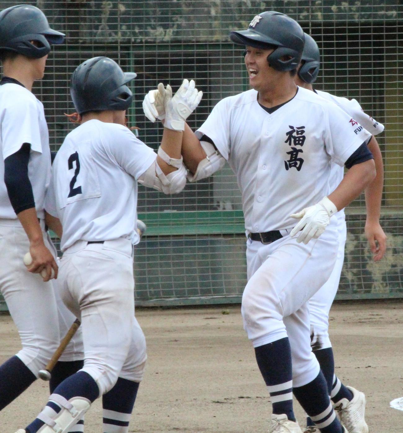三井対福岡　1回裏福岡2死二、三塁、右越え3ランを放ち、笑顔で生還する井崎暁志郎内野手（右端）（撮影・菊川光一）