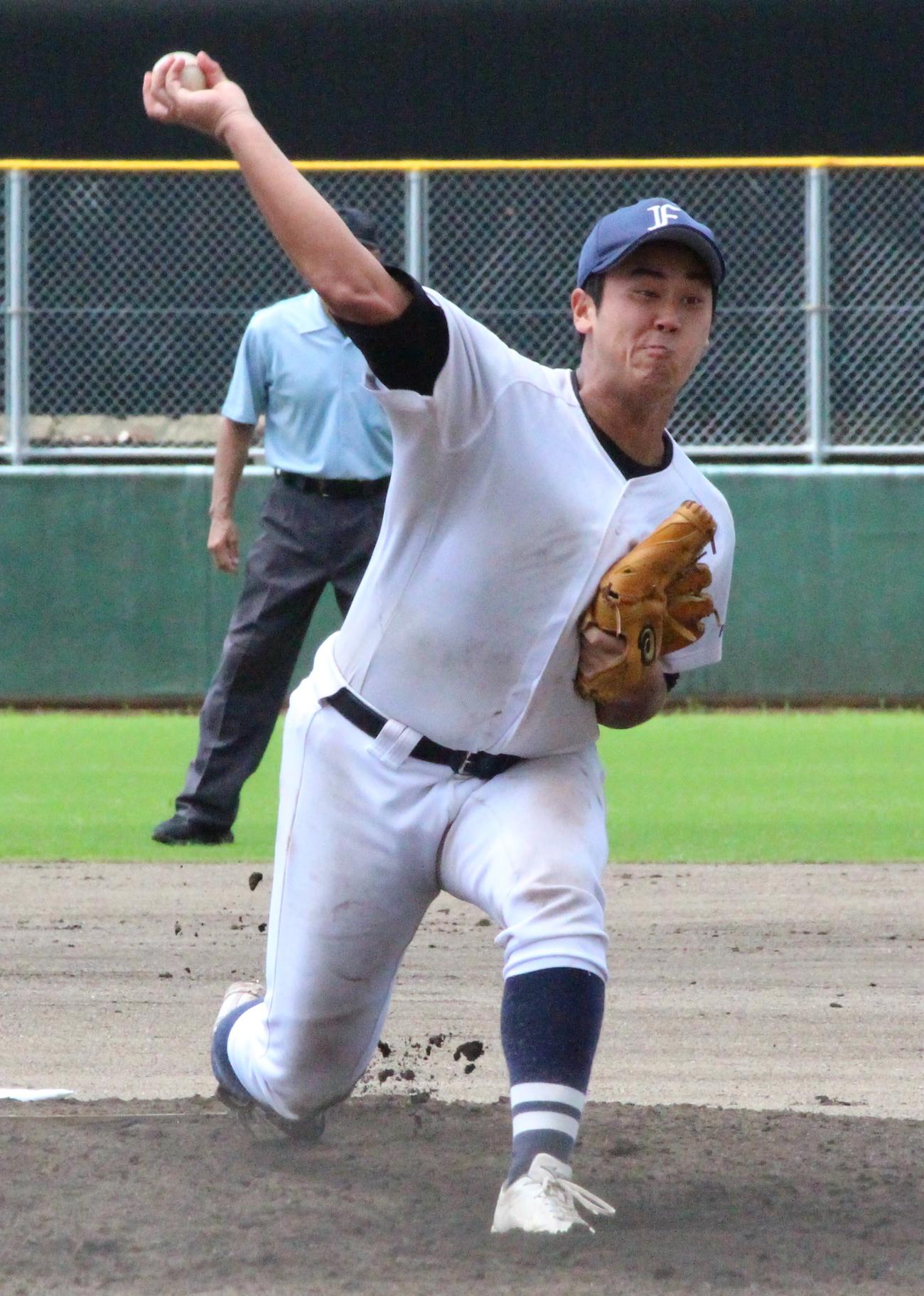 三井対福岡　6回から2番手で登板した井崎暁志郎内野手（右端）（撮影・菊川光一）