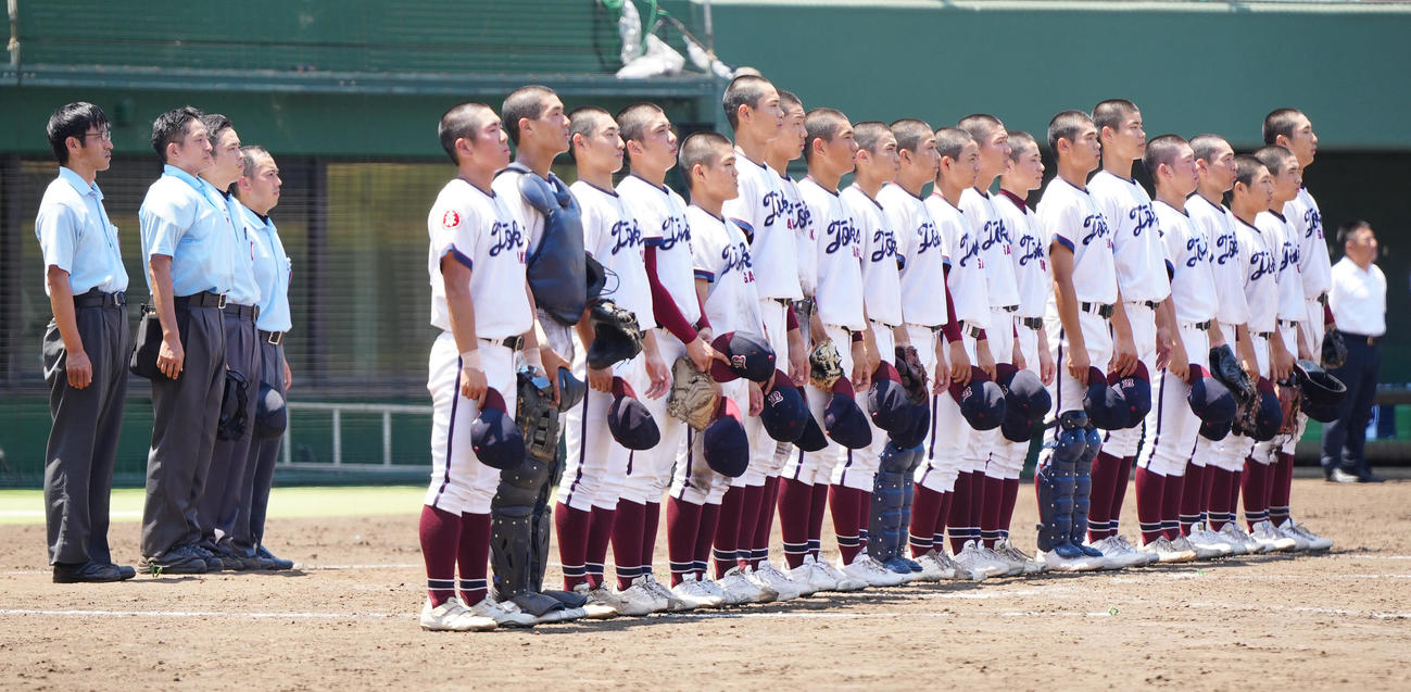 藤嶺藤沢対桐光学園　試合後、勝利し校歌を斉唱する桐光学園の選手たち（撮影・江口和貴）